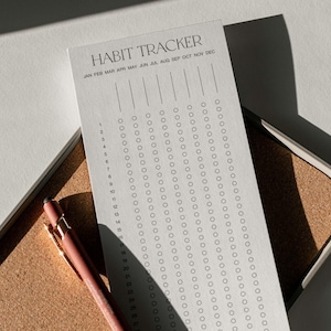 Tracker giornaliero delle abitudini / Quaderno dal design minimalista / Tracker mensile di produttività, obiettivi e cura di sé