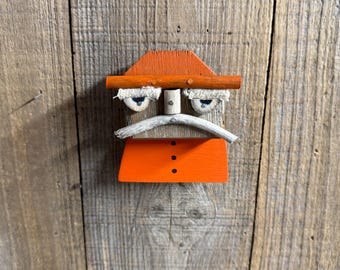 Marinero salado con ropa de lluvia naranja. No fumador.
