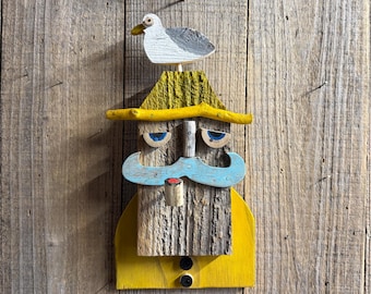Escultura de madera de arte popular: Marinero salado con su amiga gaviota.