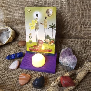 Eleve seus rituais: suporte para um único cartão com compartimento para velas de LED – um altar de bolso para sua orientação diária