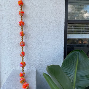 Guirlande de Pom Pom avec des perles en bois
