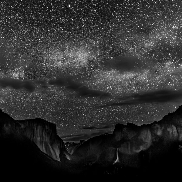 Yosemite National Park - Nighttime magic at Tunnel View Milky Way with El Capitan and Bridalveil falls - Astrophotography - Planet Jupiter