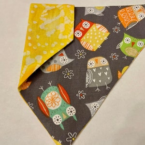 Omkeerbare Hond Bandana - Uilen & Zonnebloemen - Over de Halsband