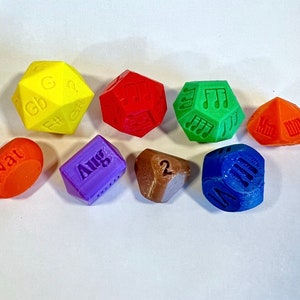 Peut inclure: Un ensemble de neuf dés colorés avec différents symboles et textes, notamment des notes de musique, des chiffres et les mots "Nat", "Aug" et "Gb".