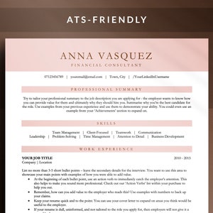 Può includere: Un modello di curriculum vitae progettato per essere ATS-friendly, con uno sfondo rosa e testo nero. Il modello include sezioni per un riepilogo professionale, competenze, esperienza lavorativa e un titolo di lavoro. Il testo "ATS-Friendly" è in cima alla pagina, e il testo "ANNA VASQUEZ" è in un carattere di dimensioni maggiori.