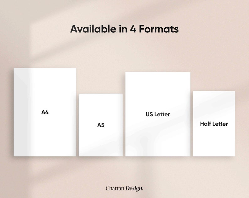 Może przedstawiać: Cztery białe prostokąty papieru z tekstem wskazującym r&oacute;żne dostępne rozmiary: A4, A5, US Letter i Half Letter. Tekst "Available in 4 Formats" znajduje się w g&oacute;rnej części obrazu. Tekst "Chattan Design." znajduje się w dolnej części obrazu.