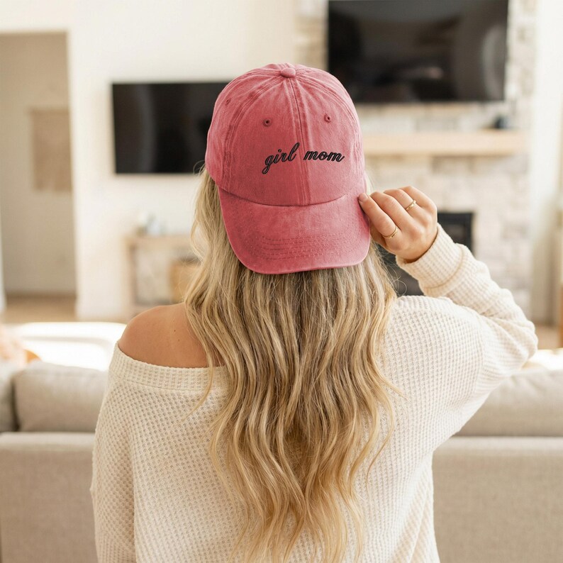 Puede incluir: Gorra de b&eacute;isbol rosa polvoriento con la inscripci&oacute;n "girl mom" bordada en negro. La gorra est&aacute; hecha de un material suave y desgastado y tiene una visera curva. Un accesorio informal.