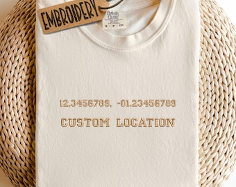 Camisa con coordenadas personalizadas Comfort Colors, camisa bordada personalizada para parejas, regalo de viaje minimalista con bordado, camisa con coordenadas GPS