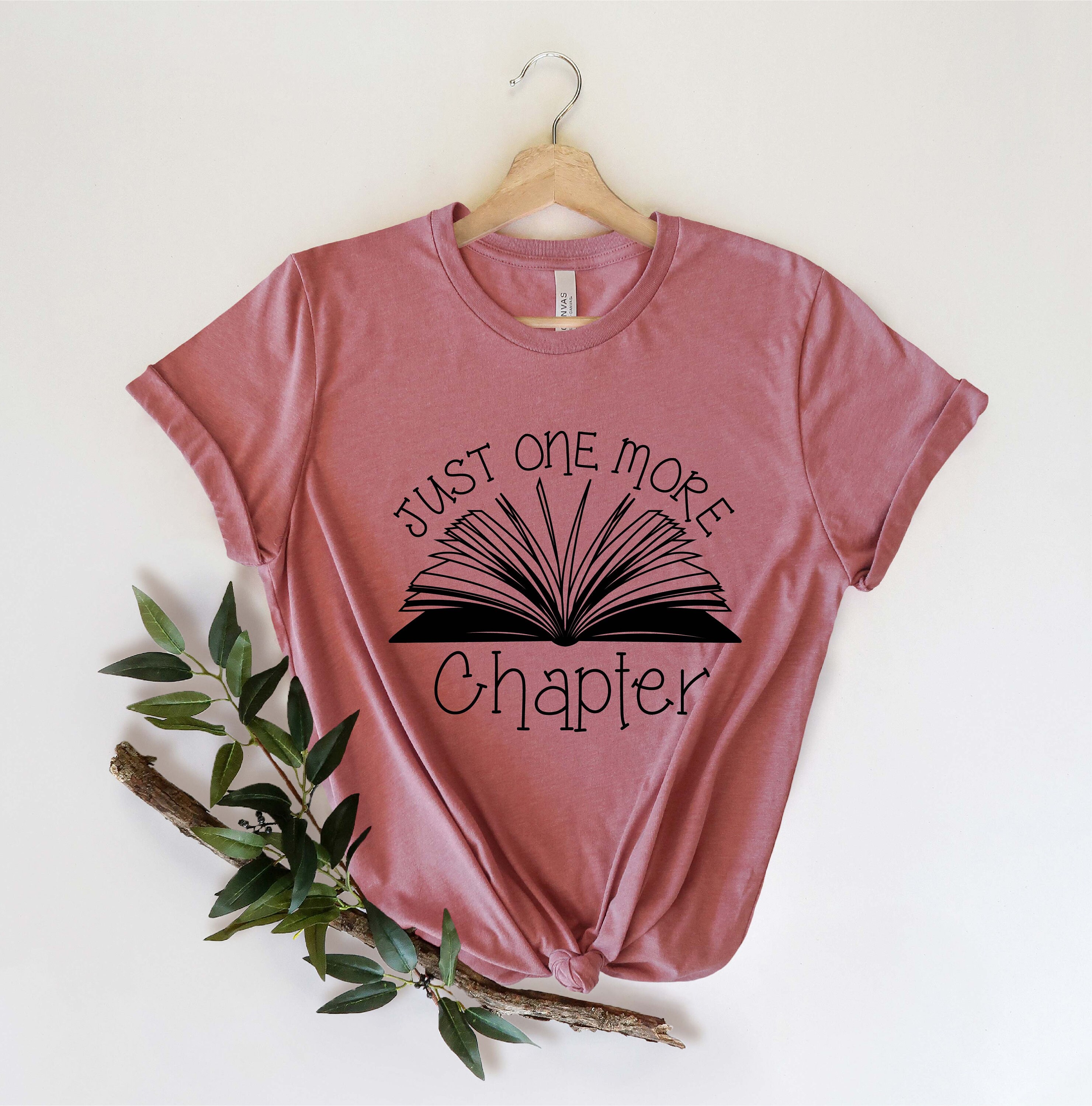 Maglietta Just One More Chapter / Maglietta con libro floreale