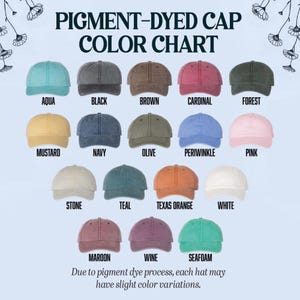 Puede incluir: Una carta de colores de gorras de b&eacute;isbol te&ntilde;idas con pigmentos en varios colores, incluyendo aguamarina, negro, marr&oacute;n, cardenal, bosque, mostaza, azul marino, oliva, b&iacute;garo, rosa, piedra, turquesa, naranja Texas, blanco, granate, vino y espuma de mar. Texto: "PIGMENT-DYED CAP COLOR CHART."