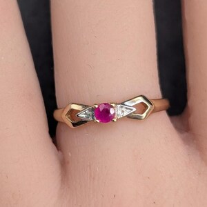 Vtg AAJ Natural Red Ruby Precious Gemstone 10K Yellow White Gold Ring Sz 6.75