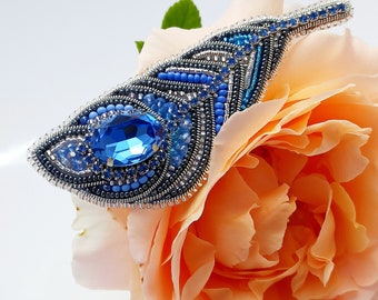 Broche de plumas de pavo real con cuentas hecho a mano: accesorio bordado