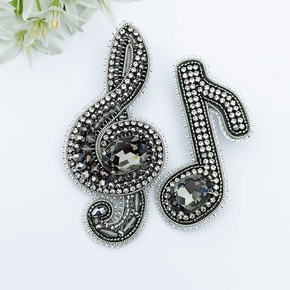 Spilla A Forma Di Nota Musicale Con Cristalli Swarovski – Chiave Di Violino – 4,4 X 3,1 Cm – Gioiello Per Musicisti - 2