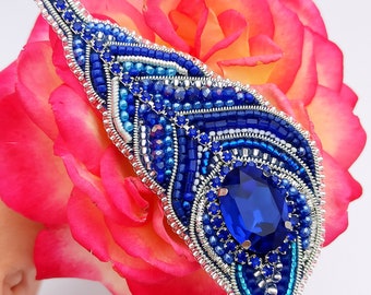 Broche de plumas de pavo real bordado a mano: joyería con cuentas