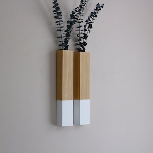 Schlanke 30 cm Holz Wandtasche Dip Paint mit erhaltenem Eukalyptus