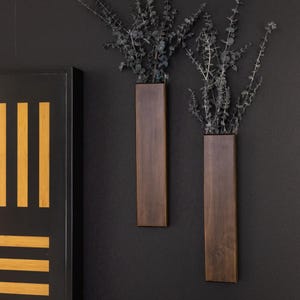 長くてスリムな16インチの木製壁ポケット、プリザーブドユーカリ入り