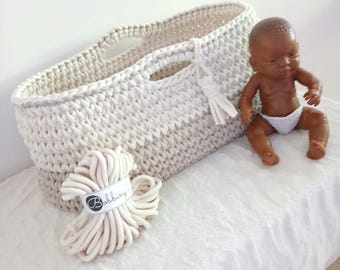 Gehäkeltes Babybett aus zertifizierter Recycling-Baumwolle, handgefertigt. Eine Geschenkidee zur Geburt oder Babyparty, perfekt für Fotoshootings!