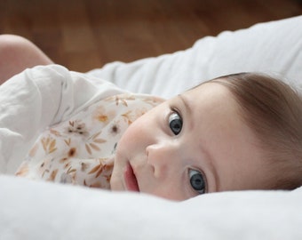 Neutral flower bib