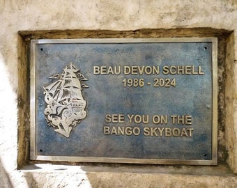 Targhe commemorative in ottone personalizzate / Targhe personalizzate in memoria dei propri cari / Cartelli in bronzo incisi / Cartelli per esterni con scritte in rilievo