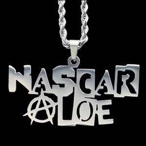 NASCAR アロエ ネックレス! ポリッシュ仕上げのステンレス スチール ペンダント + ステンレス スチール チェーン (Death Proof Inc トラップ メタル シド ヴィシャス ヤング アロエ)