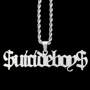 Puede incluir: Collar de cadena de plata con un colgante que dice "$uicideboy$" en una fuente gótica.
