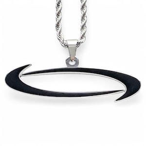 Collar Opium 'O'. Colgante de acero inoxidable y esmalte negro + cadena a elección (Whole Lotta Red Playboi Carti Ken Carson Destroy Lonely)