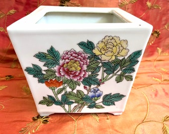 Rare! An old Chinese hand-painted porcelain footed planter