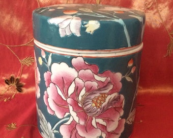 A beautiful export Chinese hand painted porcelain vase with lid