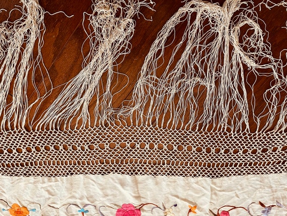 A stunning vintage embroidered silk piano scarf/s… - image 9