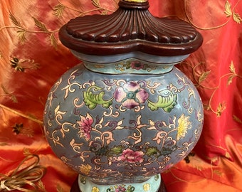 Stunning beautiful table lamp made with old Chinese export porcelain jar