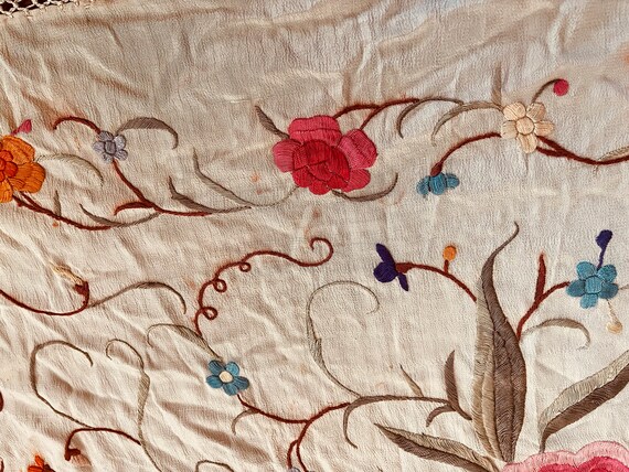 A stunning vintage embroidered silk piano scarf/s… - image 8