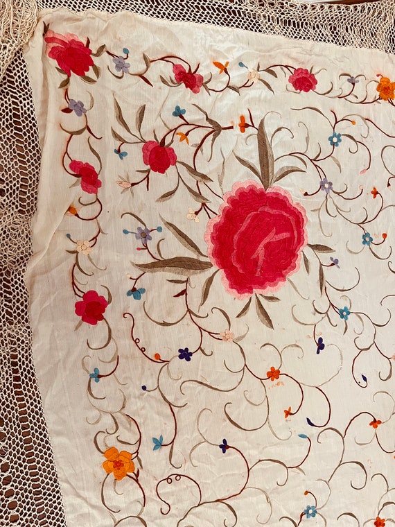 A stunning vintage embroidered silk piano scarf/s… - image 6