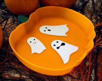 Lindo tazón de calabaza con fantasmas
