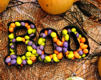 Bandeja para platos de dulces con letras BOO de Halloween: llénela con chocolate, golosinas o refrigerios. ¡Lavable y reutilizable!