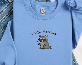 Zabawna bluza z haftem szopa, bluza z kapturem „I Require Snacks”, urocza koszulka z haftem zwierząt, prezent dla miłośników przekąsek i przyjaciół