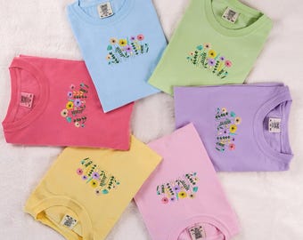 Comfort Colors Wildflower T-shirt broderad, blommig botanik broderad skjorta, sommar-T-shirt, present till henne