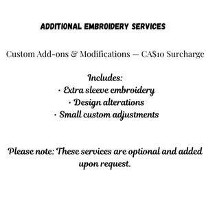 Könnte beinhalten: Weißer Text auf weißem Hintergrund, der zusätzliche Stickdienste detailliert. Der Text umfasst kundenspezifische Add-ons und Modifikationen, zusätzliche Ärmelstickerei, Designänderungen und kleine kundenspezifische Anpassungen.