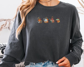 Maglietta a maniche lunghe con ricamo a fungo e colori comfort / Top con ricamo a foresta autunnale, maglietta Cottagecore con funghi, regalo per gli amanti della natura