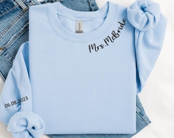 Custom Mrs. geborduurd sweatshirt, datum op mouw, naam op halslijn, shirt vrouw, toekomstige mevrouw hoodie, verlovingscadeau, aanstaande bruid