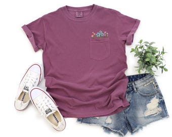 Komfortfarben gestickte Blumen-Wildblumen-Taschen-T-Shirt, Kurzarm-Shirt bestickte Blume, Damen-T-Shirt, Geschenk für sie