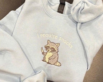 Lustiges Waschbär gesticktes Sweatshirt, ich benötige Snacks Hoodie, niedliches Tierstickerei-Shirt, Geschenk für Snack-Liebhaber & Freunde