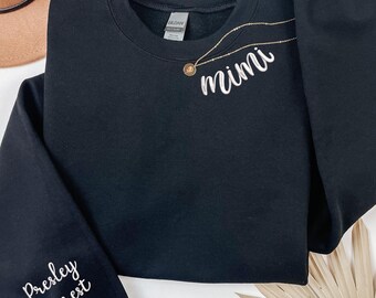 カスタム刺繍ママスウェットシャツ おばあちゃんジジ またはネックラインのクルーネックに独自のテキスト、袖に名前、彼女へのギフト、母の日ギフト