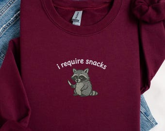 Zabawna bluza z haftem szopa, bluza z kapturem „I Require Snacks”, urocza koszulka z haftem zwierząt, prezent dla miłośników przekąsek i przyjaciół