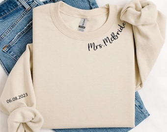 Custom Mrs. geborduurd sweatshirt, datum op mouw, naam op halslijn, shirt vrouw, toekomstige mevrouw hoodie, verlovingscadeau, aanstaande bruid
