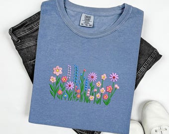 Broderad skjorta med vildblommor, blommig skjorta för kvinnor, bekväma färger, broderad skjorta med vildblommor, rund hals