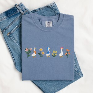 Geborduurd schattig gans comfort kleuren shirt, Silly Goose geborduurde t-shirt, shirt gans en bloem, grappig shirt cadeau
