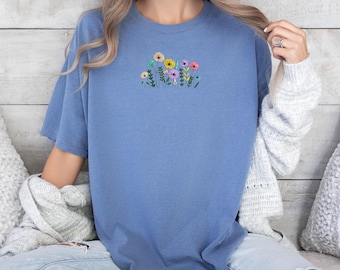 Broderad skjorta med blommiga komfortfärger, vildblomsskjorta, botanisk skjorta, naturskjorta, present till henne, mors dag-present