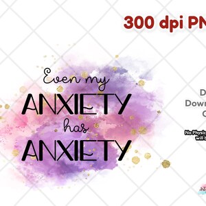 Può includere: Grafica digitale scaricabile con il testo "Even my ANXIETY has ANXIETY" in nero, su uno sfondo acquerello rosa e viola, con accenti dorati. L'immagine è etichettata "300 dpi PNG" e "Download digitale SOLO."