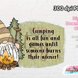 Il campeggio è tutto divertimento e giochi fino a quando qualcuno brucia il loro Wiener Gnome PNG, 300 dpi, sublimazione design, download digitale, T-shirt, tazza, campo