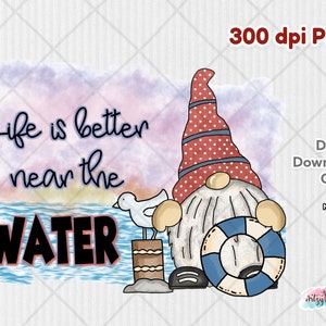 La vita è migliore Vicino all'acqua Gnome PNG, 300 dpi, Sublimation Design, Digital Download, T-shirt Design, Sweatshirt PNG, Mug Design, Portachiavi
